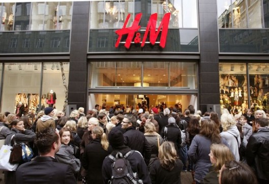 Crowds of Shoppers outside H&M (Reuters/Christian Charisius)